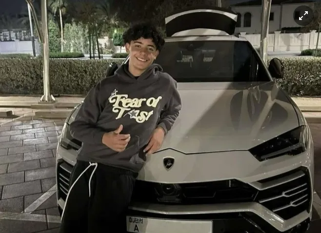 Cristiano Jr. chụp hình bên chiếc Lamborghini Urus S